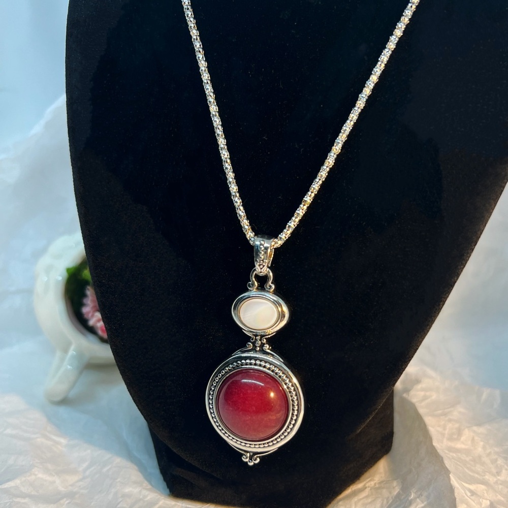 Vtg Lia Sophia Mother of Pearl & Red Jasper "Lisa" Pendant Necklace - Picture 2 of 6